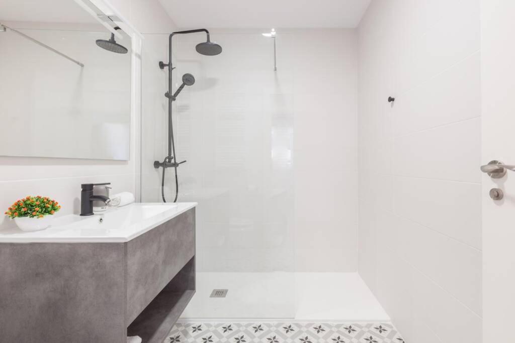 New Gorgeous Central Apartment - Beachfront - 3 Bd San Sebastián Exteriör bild